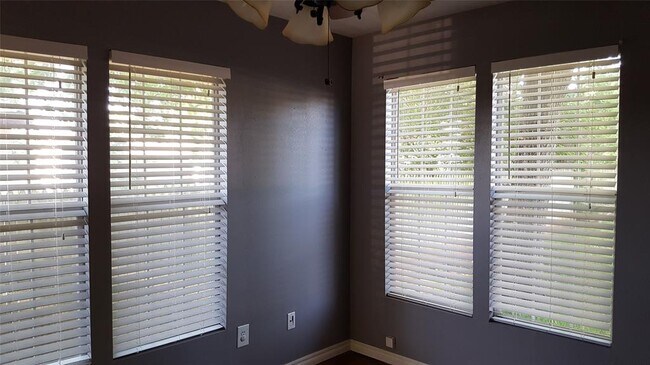 Building Photo - 312 N 6th St