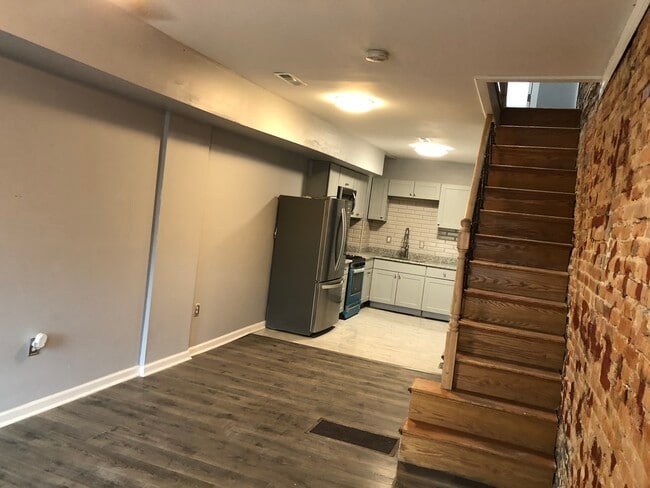 Building Photo - 405 S Vincent St