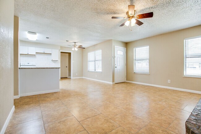 Building Photo - 4 Bedroom Home in Paulann!