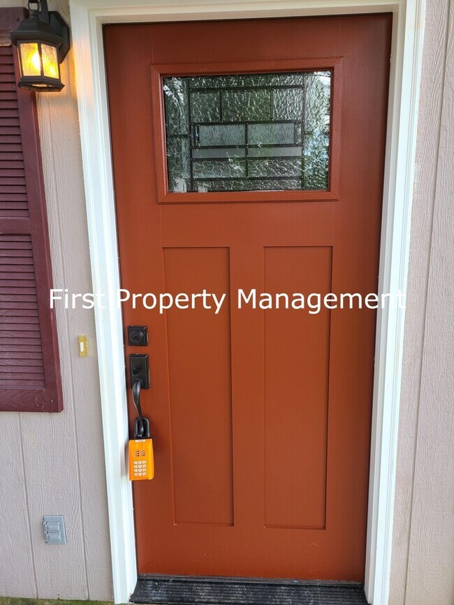 Building Photo - Remodeled - East Ridge Townhouse