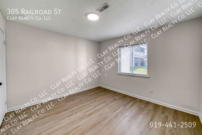 Building Photo - 305 Railroad St