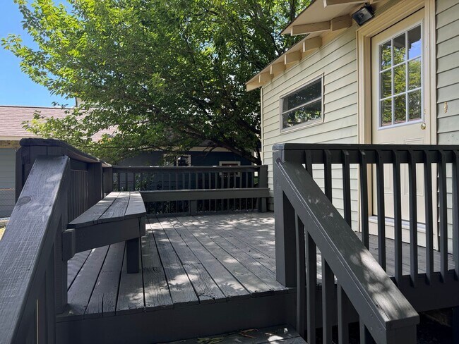 Building Photo - Cute Bungalow Near NC State Fairgrounds - ...