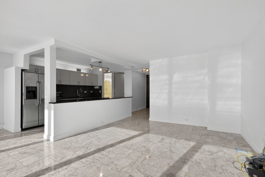 Building Photo - 360 E Randolph St