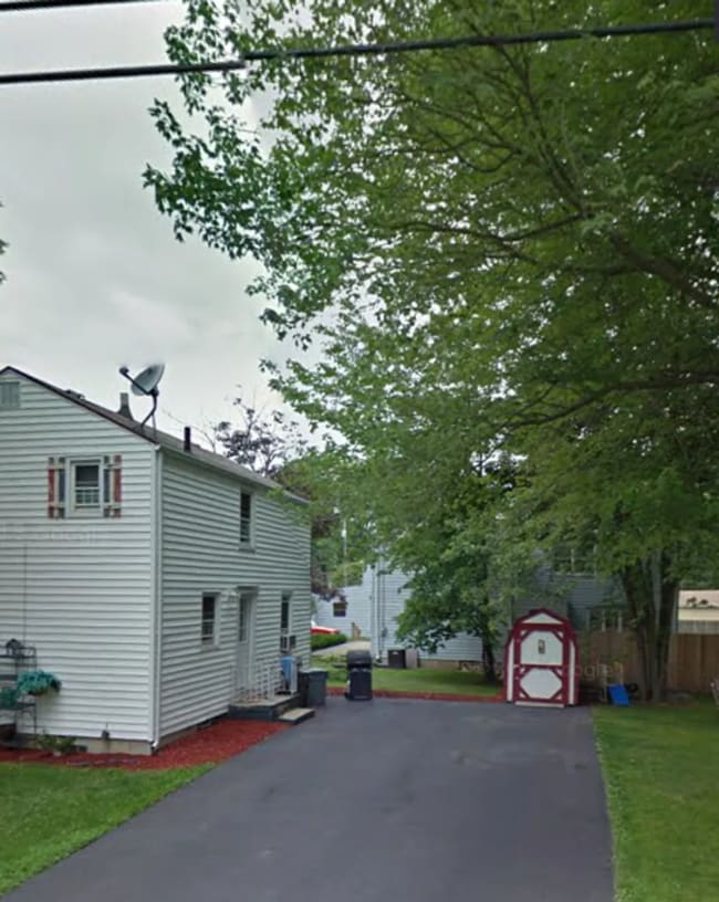 Building Photo - Cozy 3-Bedroom Home with Full Basement & Classic Charm