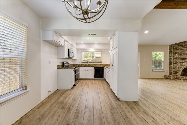 Building Photo - 2114 River Village Dr