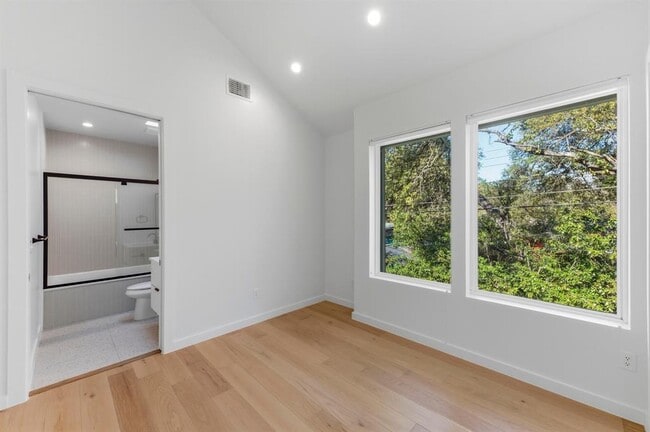 Building Photo - 5006 Gladeview Dr