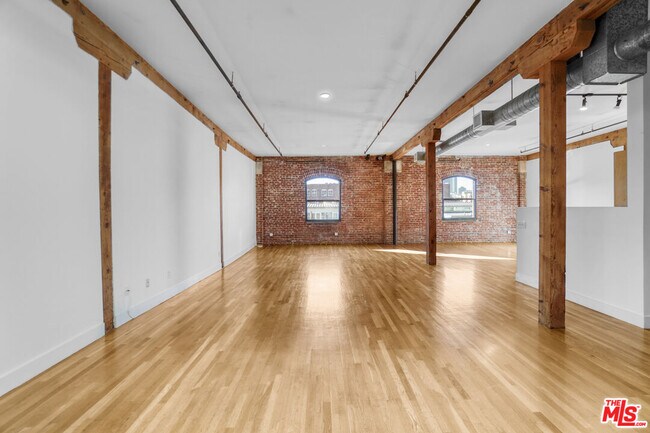 Building Photo - 215 S Santa Fe Ave