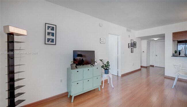 Building Photo - 1800 N Bayshore Dr