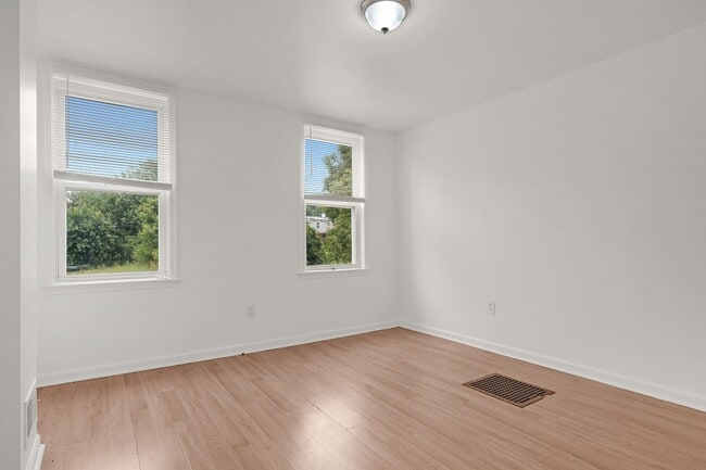 Building Photo - 2 Bedroom End Unit Accepting Voucher and Market Tenants
