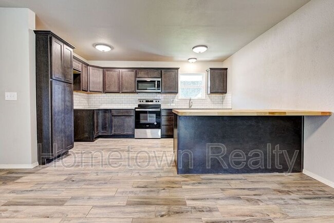 Building Photo - 606 Oak Creek Dr