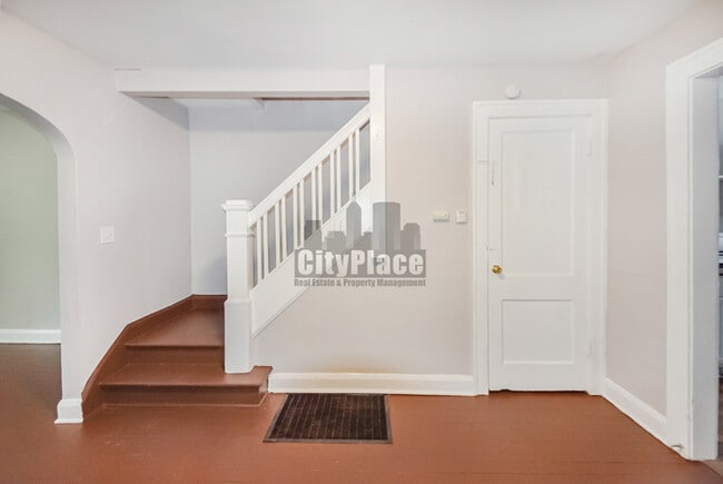 Building Photo - 925 N Gladstone Ave