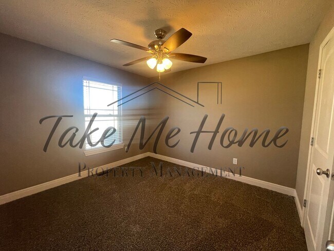 Building Photo - 4 Bedroom home in Springfield school district!