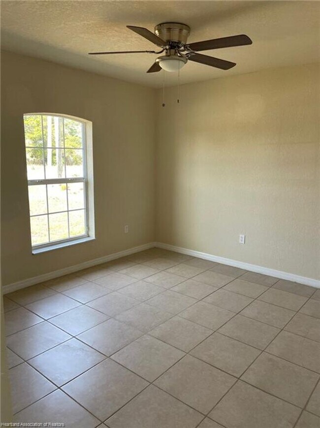 Building Photo - GREAT LOCATION! GREAT PRICE!  3 Bedroom, 2...