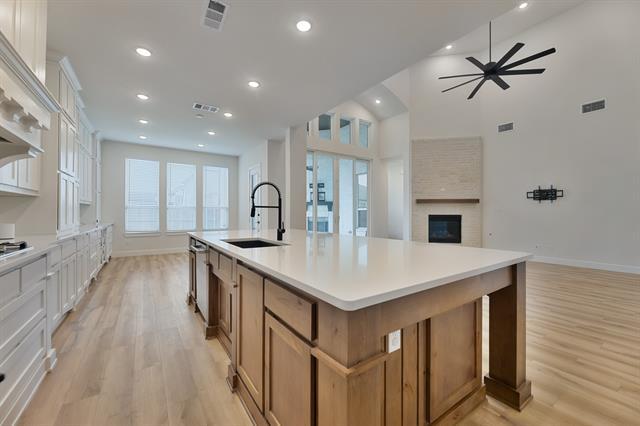 Building Photo - 545 Goose Lake Dr