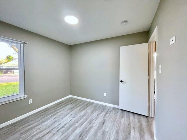 Building Photo - 6935 Creek Village Dr