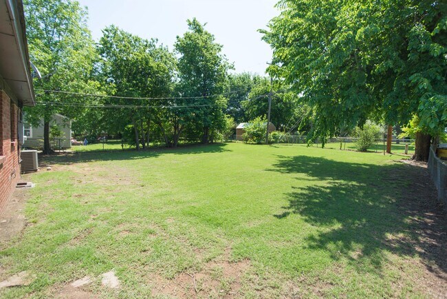 Building Photo - 6010 E 18th St