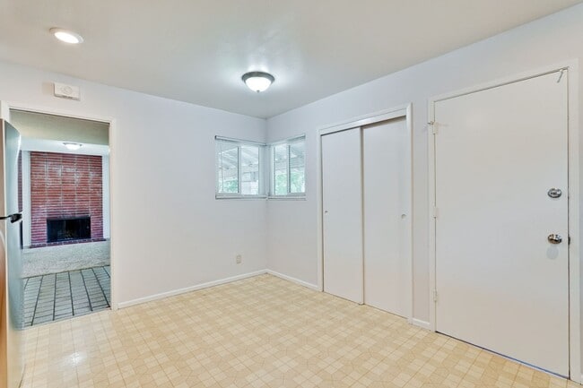 Building Photo - Spacious 3 Bedroom 2 Bath Home with 2 Car Garage and Central Air Conditioning