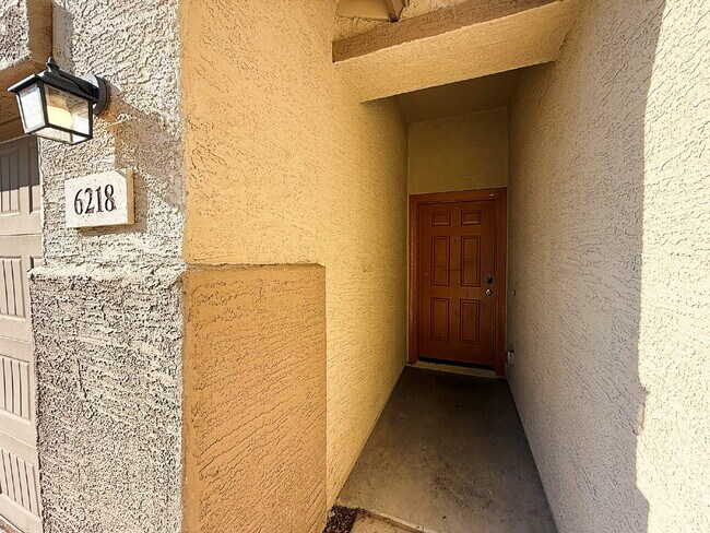 Building Photo - "Charming 3-Bedroom Oasis with 2 Baths & Spacious 1881 Sq. Ft. Layout in Glendale!"