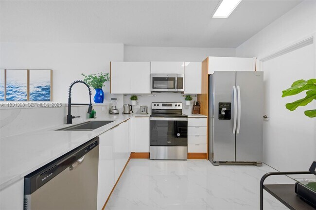 Building Photo - 18100 N Bay Rd