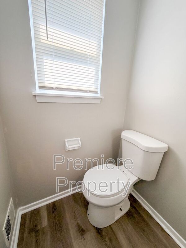 Building Photo - 219 N Oak Dr