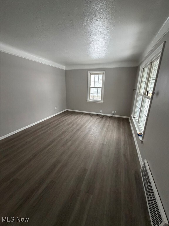 Building Photo - 920 E 218th St