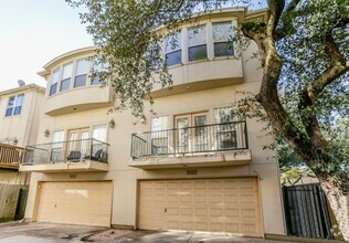 Building Photo - Elegant 3-Bedroom End-Unit Townhome Near M...