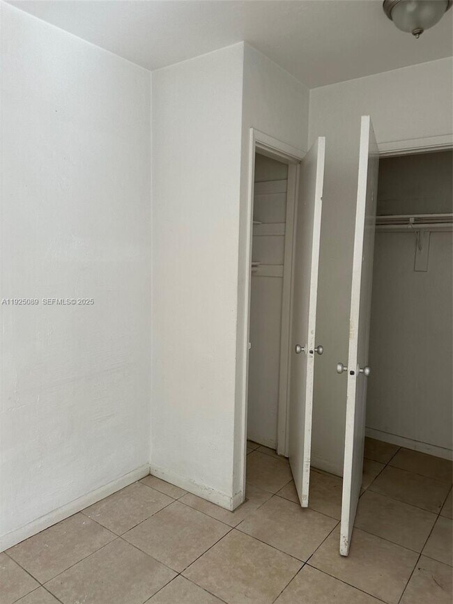 Building Photo - 16190 NE 19th Pl