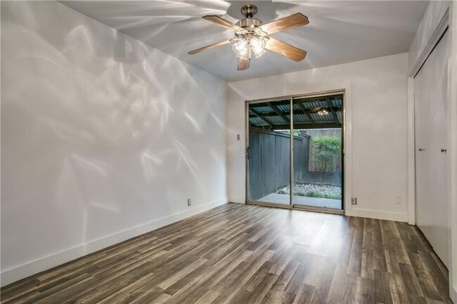 Building Photo - 2313 La Casa Dr