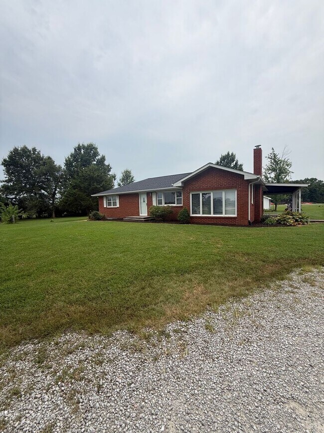 Building Photo - Charming 3-Bedroom, 3-Bathroom Farmhouse outside of Sturgeon MO - just 15 minutes from Columbia!