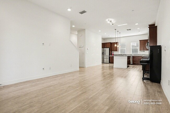 Building Photo - 39872 Sawyer Terrace