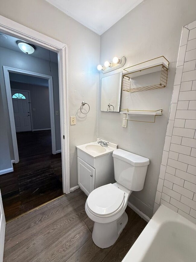 Building Photo - 2 Bedroom Cottage in Woodbine!