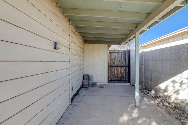 Building Photo - Spacious & Stylish 4/2 – Just  2 Miles fro...