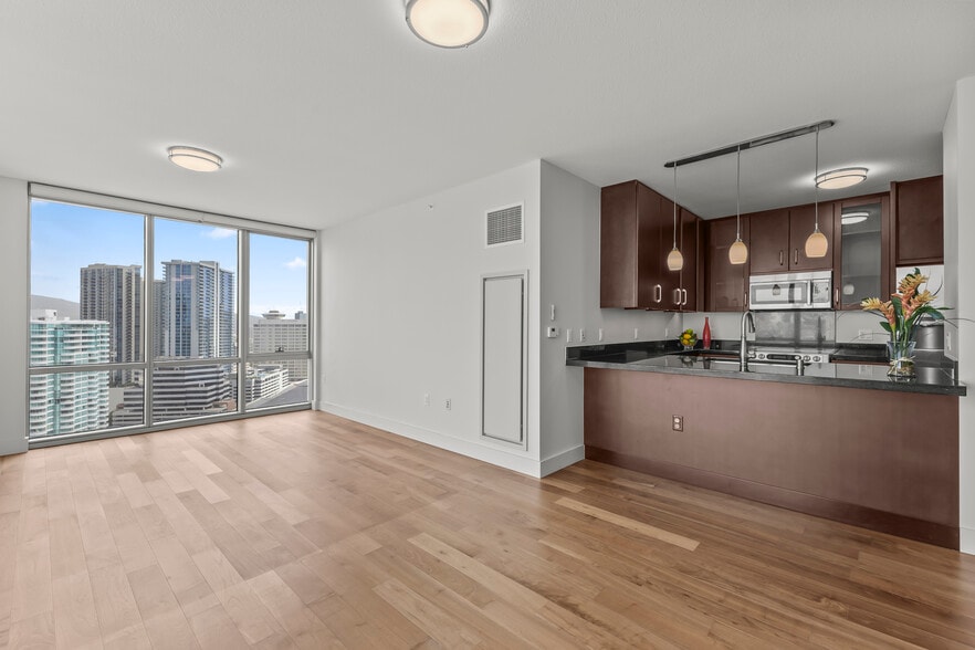 Building Photo - 1189 Waimanu St