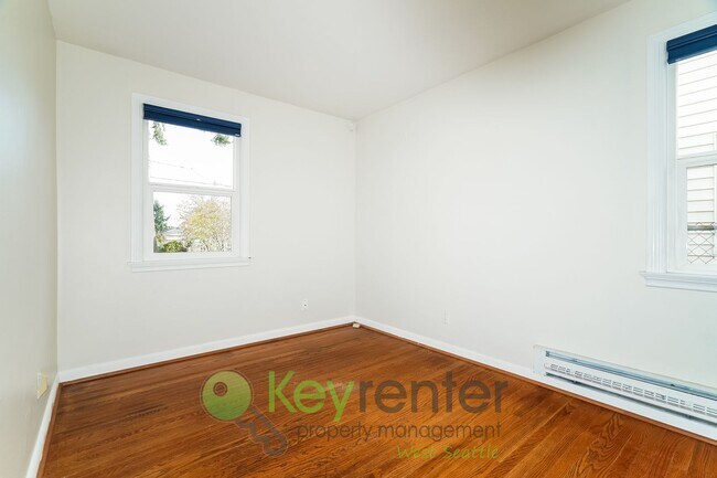 Building Photo - Stylish Three Bedroom Retreat with fully fenced yard and storage!