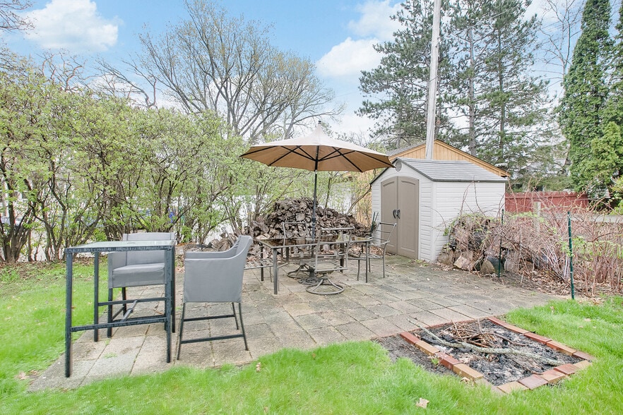 Building Photo - 996 Larpenteur Ave West