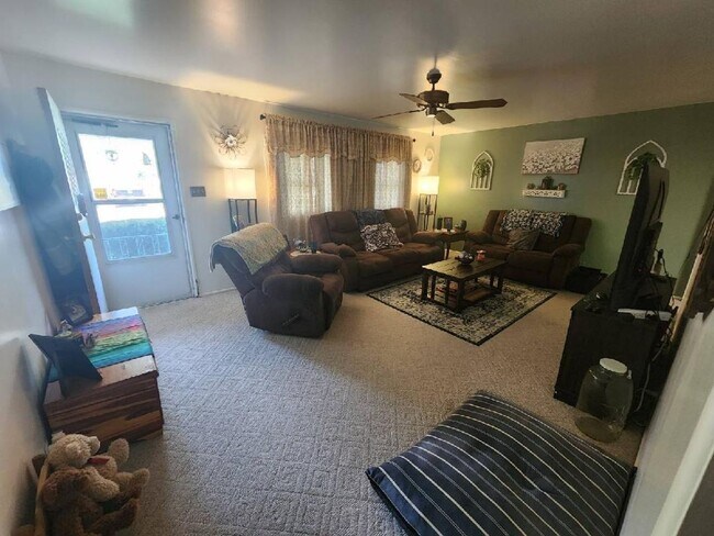 Building Photo - Coming Soon - Nice 2 bedroom 1 1/2 bathroo...