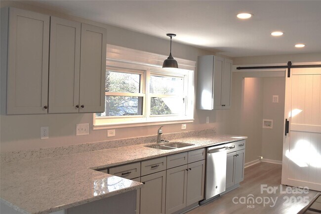 Building Photo - 320 W Stewart Ave