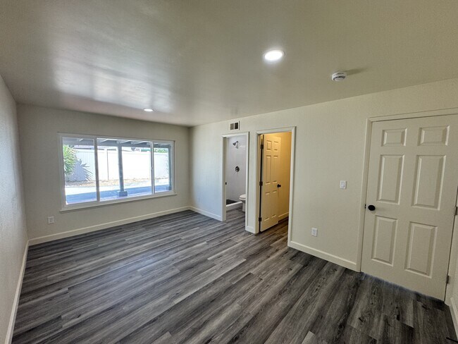 Building Photo - 916 Avenida Ysidora