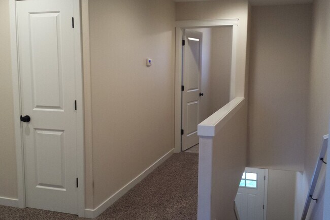 Building Photo - Spacious & Beautiful Home in Great Locatio...