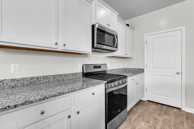 Building Photo - 3 Bedroom 2.5 Bath Located in Pine Hills i...