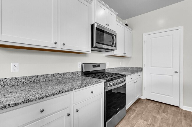 Building Photo - 3 Bedroom 2.5 Bath Located in Pine Hills in Summerville