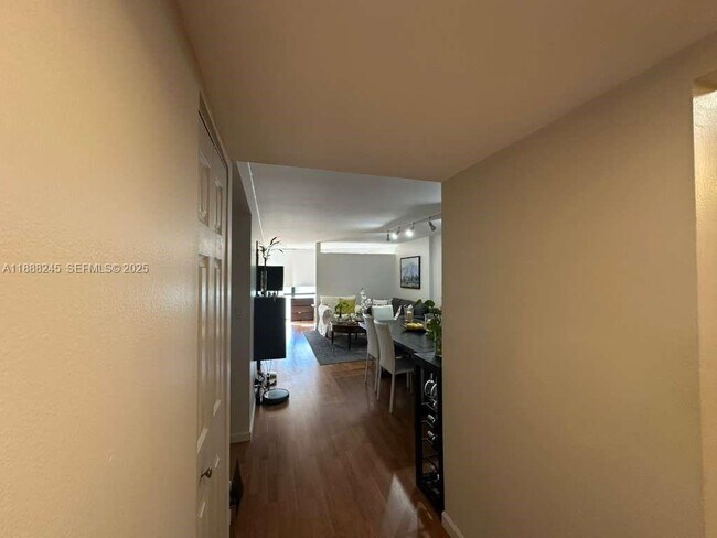 Building Photo - 1000 Parkview Dr