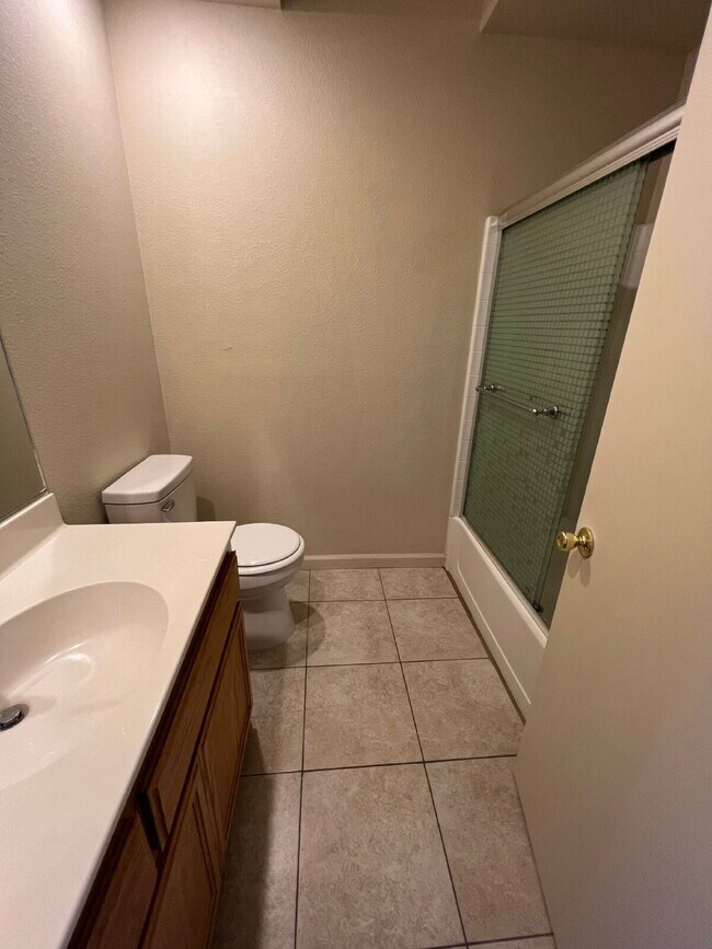 Building Photo - North Merced: 5 bedroom 3 bathroom 2 story...