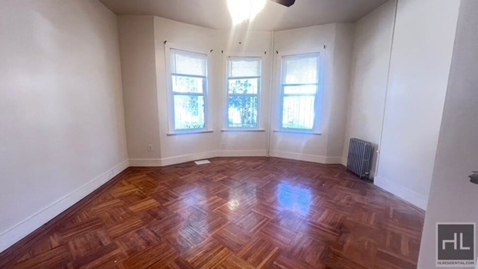 Building Photo - NATURALLY BRIGHT  AND LARGE  3 BEDROOMS  3...