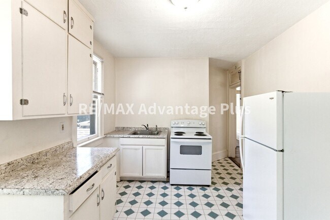 Building Photo - 106 Grove St