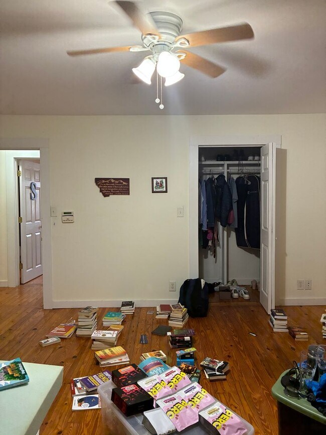 Building Photo - 3 Bedroom home near downtown and campus.