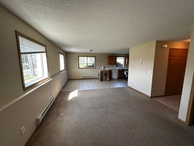 Building Photo - 2 Bed 1 Bath Apartment