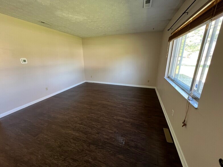 Building Photo - 157 Hickory Ln