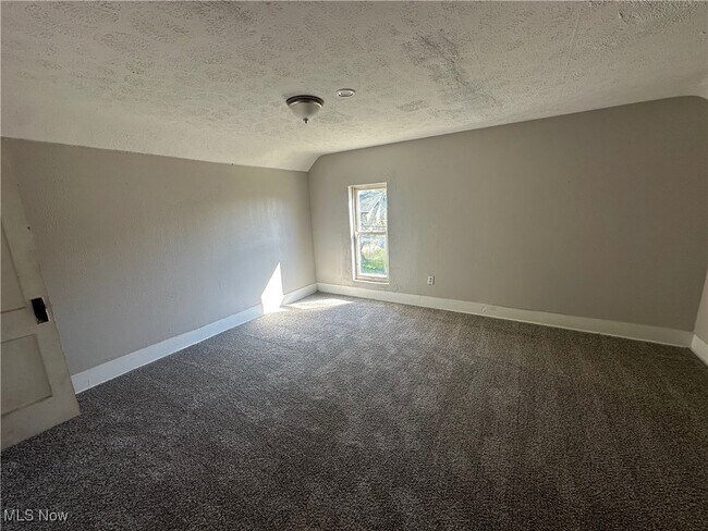 Building Photo - 1915 Maple Ave NE