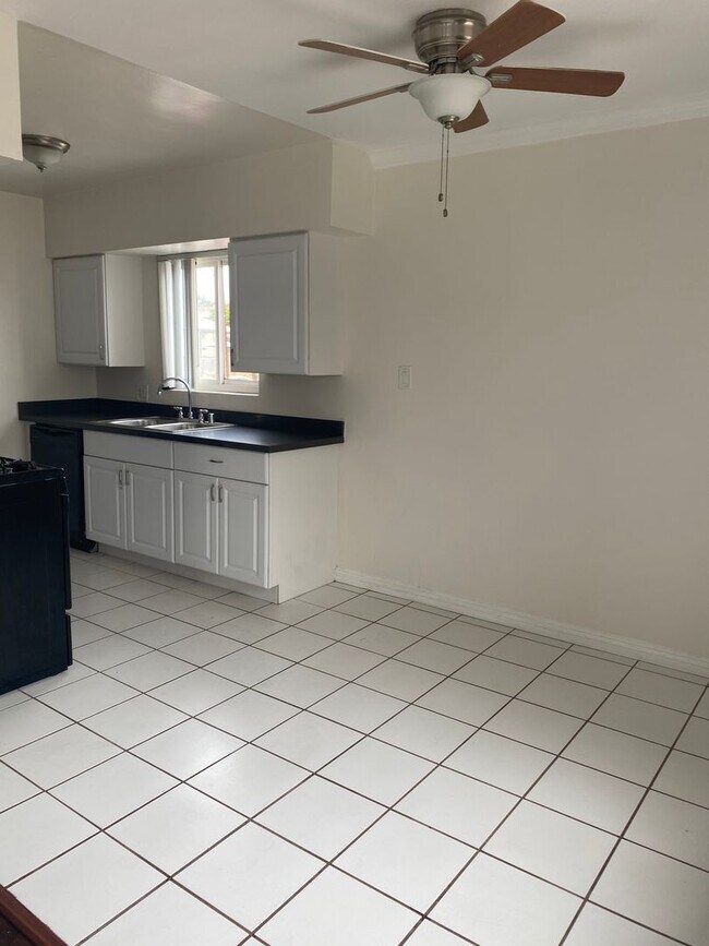 Building Photo - Bright 2 bed 1 bath in Pacific Beach